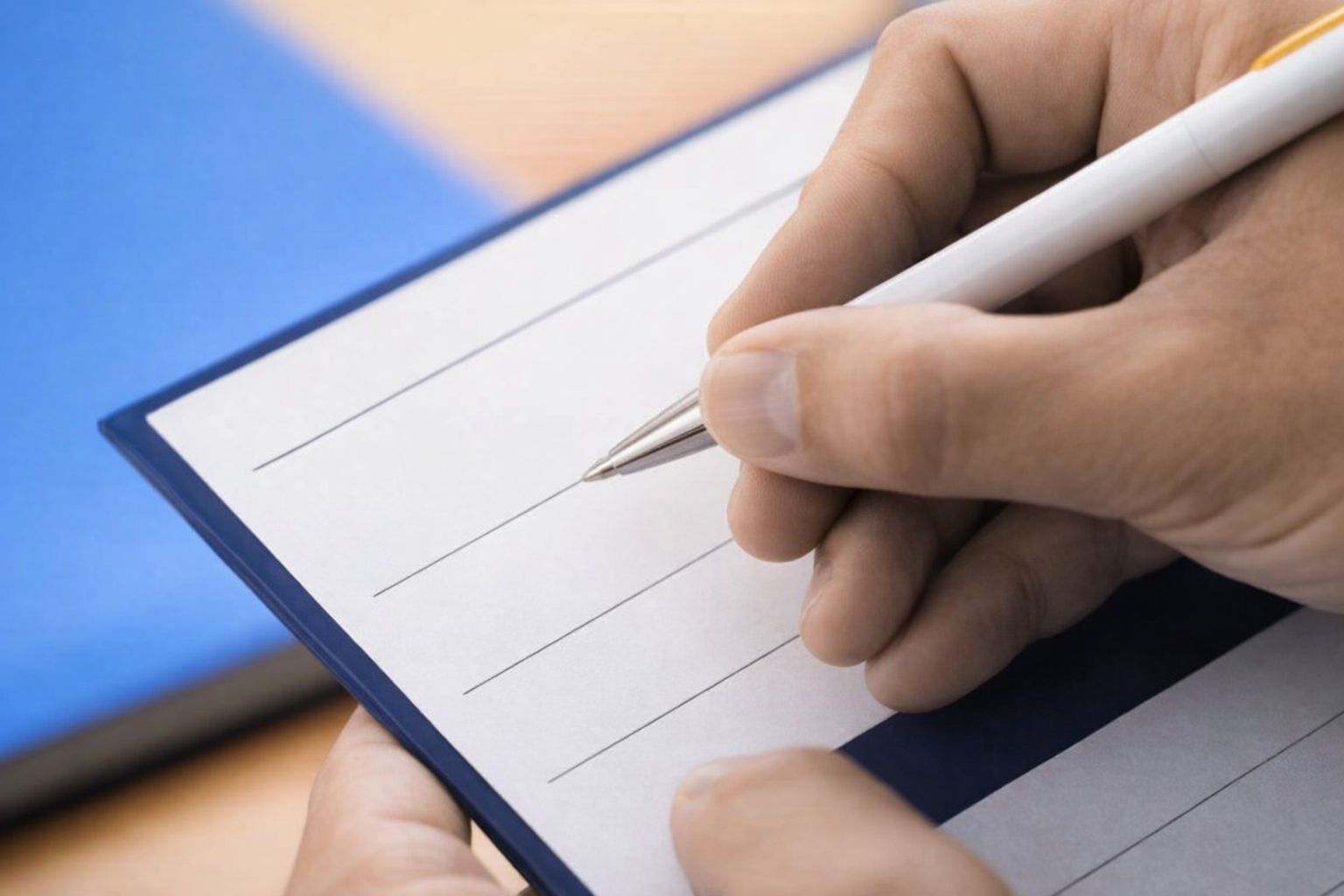 En person som skriver på en enkät med en vit penna.